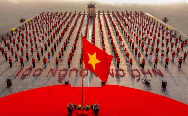 Sắc đỏ Tổ quốc phủ kín đỉnh núi Bà Đen chờ đón hai kỳ nghỉ lễ liên tiếp- Ảnh 3.