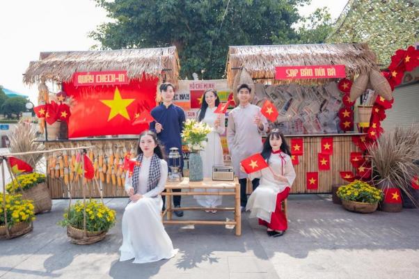 Sắc đỏ Tổ quốc phủ kín đỉnh núi Bà Đen chờ đón hai kỳ nghỉ lễ liên tiếp- Ảnh 4.