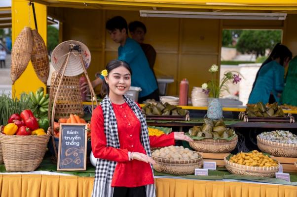 Sắc đỏ Tổ quốc phủ kín đỉnh núi Bà Đen chờ đón hai kỳ nghỉ lễ liên tiếp- Ảnh 6.