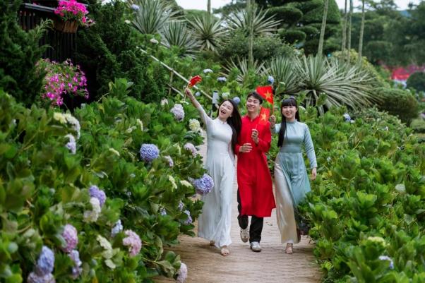 Sắc đỏ Tổ quốc phủ kín đỉnh núi Bà Đen chờ đón hai kỳ nghỉ lễ liên tiếp- Ảnh 7.