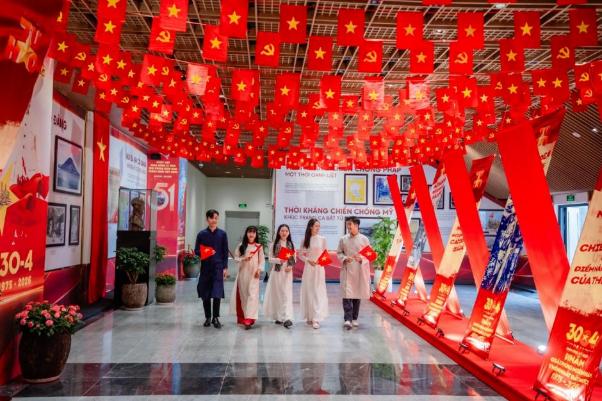 Sắc đỏ Tổ quốc phủ kín đỉnh núi Bà Đen chờ đón hai kỳ nghỉ lễ liên tiếp- Ảnh 8.