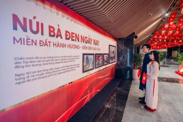 Sắc đỏ Tổ quốc phủ kín đỉnh núi Bà Đen chờ đón hai kỳ nghỉ lễ liên tiếp- Ảnh 9.