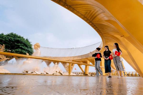 Sắc đỏ Tổ quốc phủ kín đỉnh núi Bà Đen chờ đón hai kỳ nghỉ lễ liên tiếp- Ảnh 10.