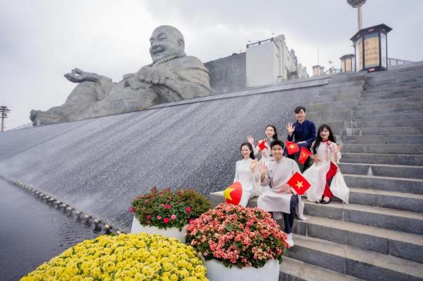 Sắc đỏ Tổ quốc phủ kín đỉnh núi Bà Đen chờ đón hai kỳ nghỉ lễ liên tiếp- Ảnh 11.