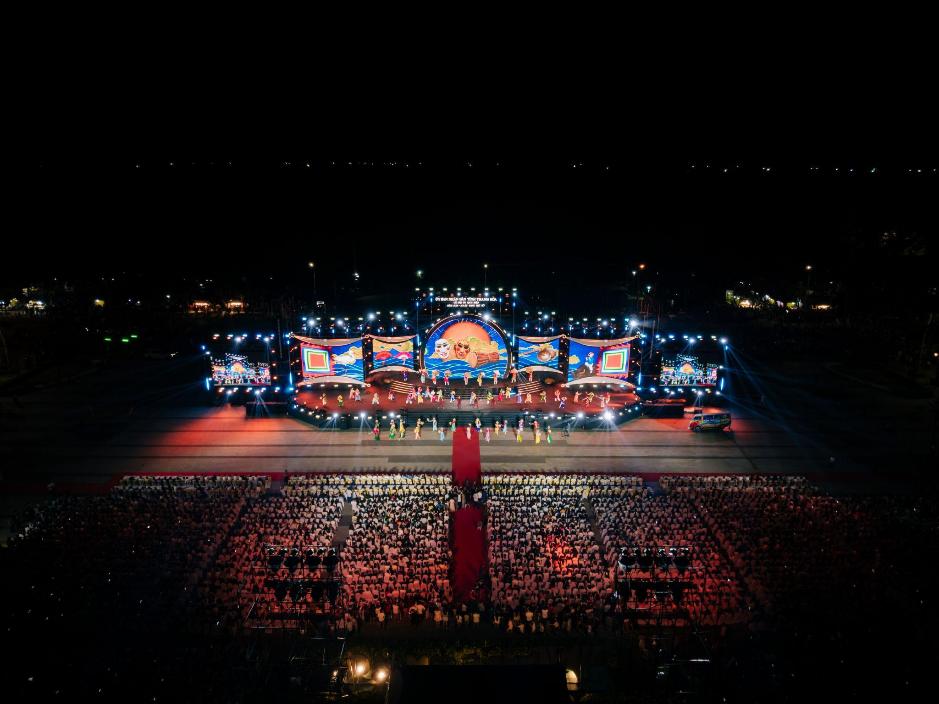 Hàng vạn du khách đổ về đêm khai hội Du lịch biển Sầm Sơn 2026- Ảnh 1.