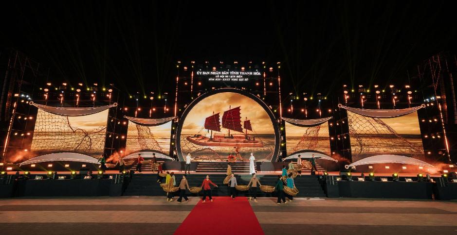 Hàng vạn du khách đổ về đêm khai hội Du lịch biển Sầm Sơn 2026- Ảnh 2.