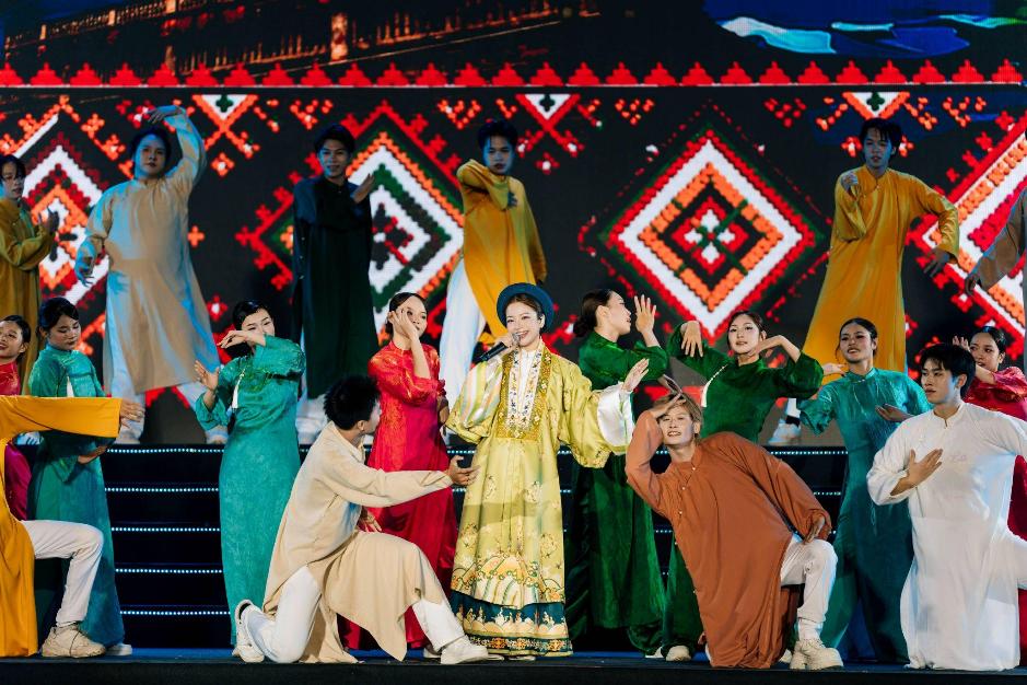 Hàng vạn du khách đổ về đêm khai hội Du lịch biển Sầm Sơn 2026- Ảnh 3.