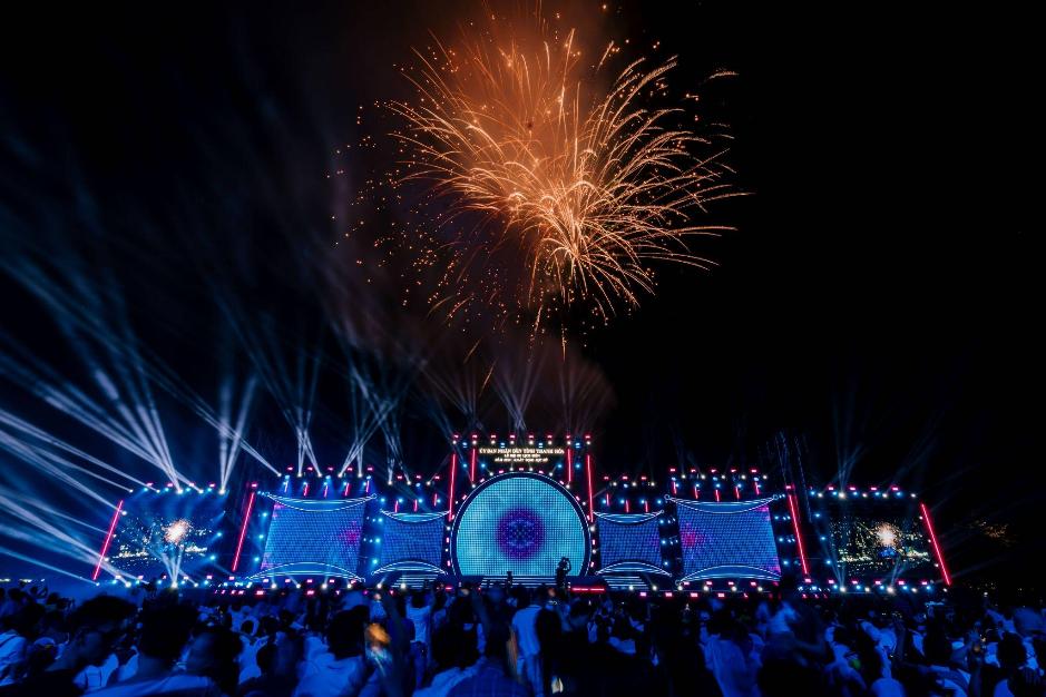 Hàng vạn du khách đổ về đêm khai hội Du lịch biển Sầm Sơn 2026- Ảnh 4.