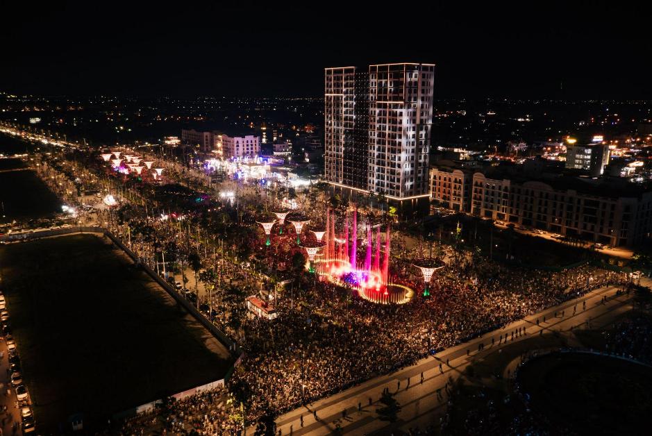 Hàng vạn du khách đổ về đêm khai hội Du lịch biển Sầm Sơn 2026- Ảnh 5.