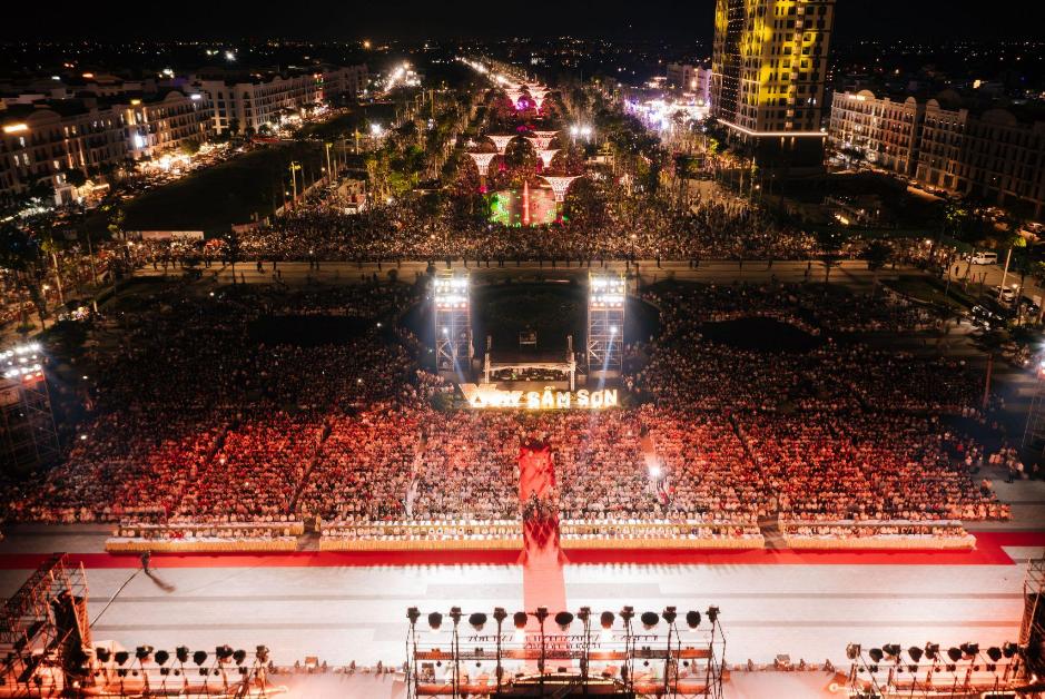 Hàng vạn du khách đổ về đêm khai hội Du lịch biển Sầm Sơn 2026- Ảnh 6.