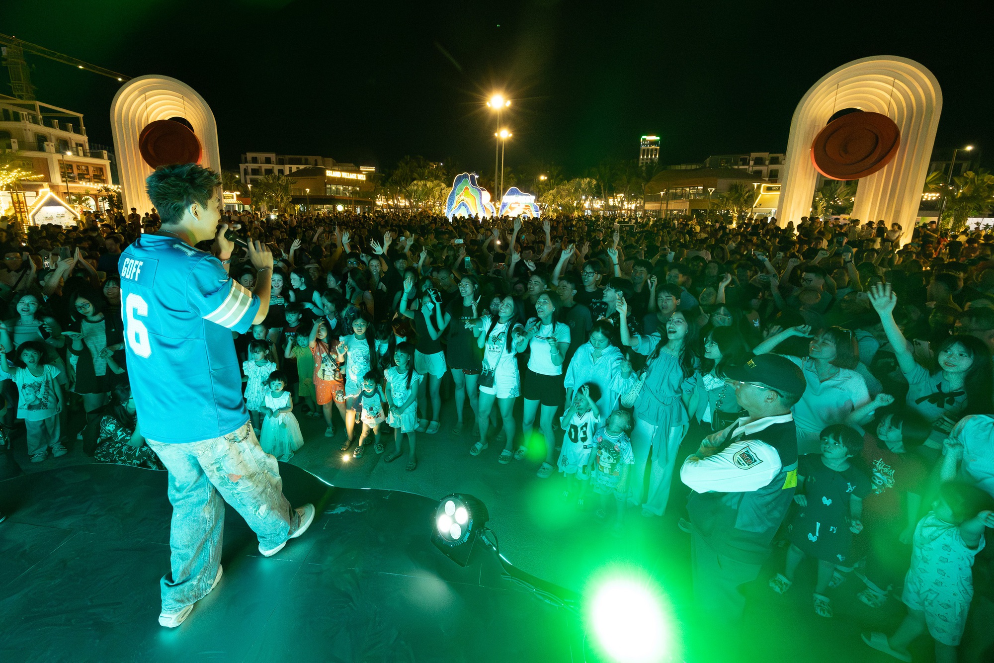 Đêm khai trương VUI-Fest Cát Bà: Hàng nghìn du khách “đổ bộ”, vịnh trung tâm rực sáng không ngủ- Ảnh 4.