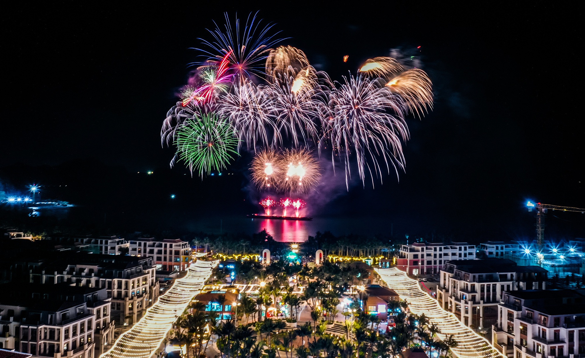 Đêm khai trương VUI-Fest Cát Bà: Hàng nghìn du khách “đổ bộ”, vịnh trung tâm rực sáng không ngủ- Ảnh 1.