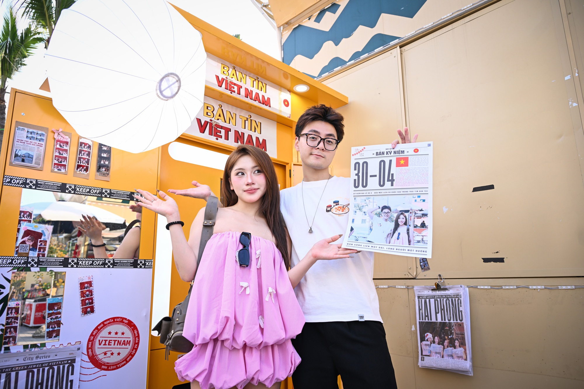 Đêm khai trương VUI-Fest Cát Bà: Hàng nghìn du khách “đổ bộ”, vịnh trung tâm rực sáng không ngủ- Ảnh 3.