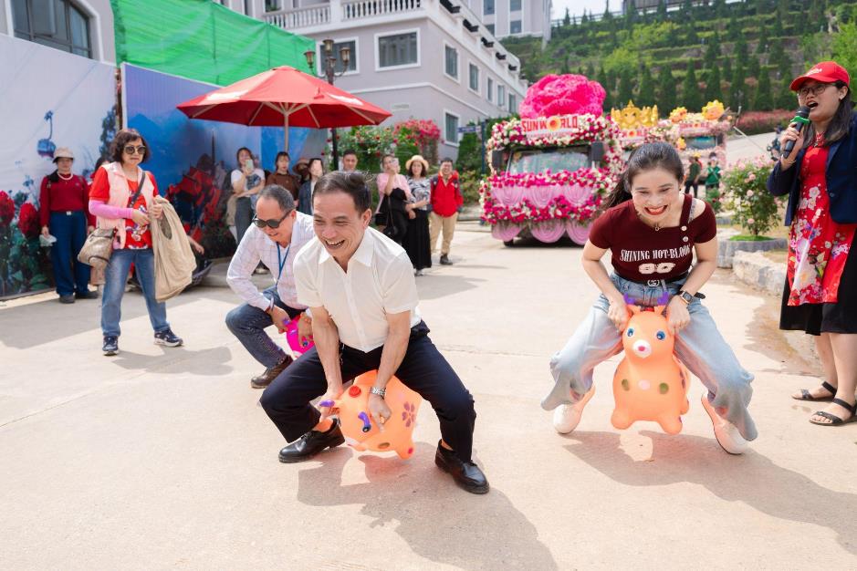 Hàng vạn du khách “đổ về” Fansipan, nô nức check in Lễ hội Hoa hồng 2026- Ảnh 3.