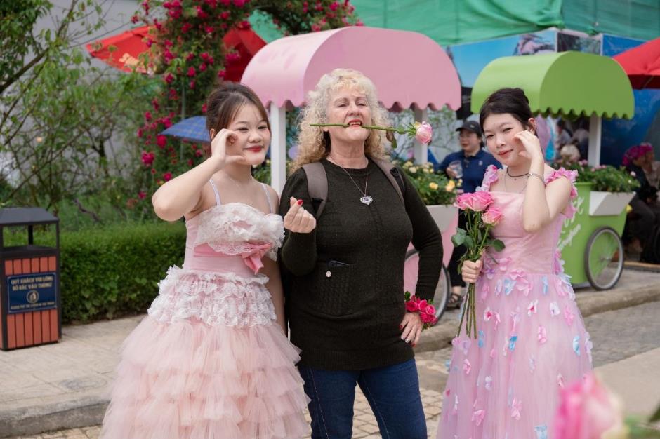 Hàng vạn du khách “đổ về” Fansipan, nô nức check in Lễ hội Hoa hồng 2026- Ảnh 4.