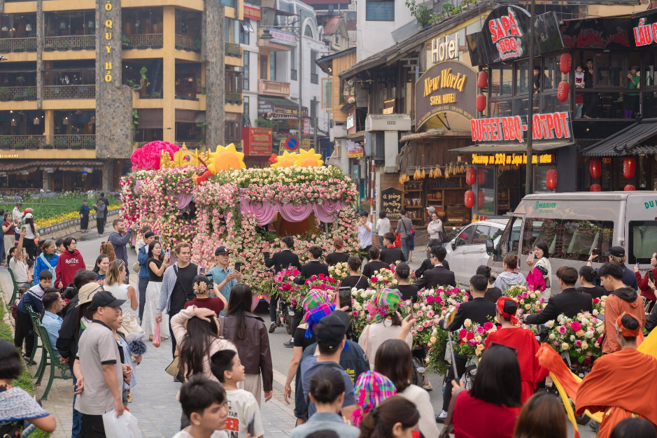 Hàng vạn du khách “đổ về” Fansipan, nô nức check in Lễ hội Hoa hồng 2026- Ảnh 6.