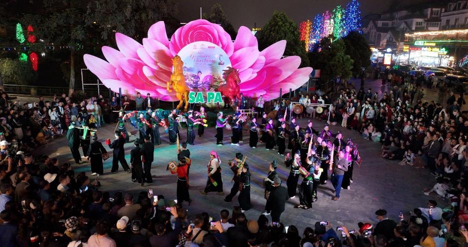 Hàng vạn du khách “đổ về” Fansipan, nô nức check in Lễ hội Hoa hồng 2026- Ảnh 7.