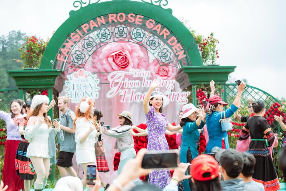 Hàng vạn du khách “đổ về” Fansipan, nô nức check in Lễ hội Hoa hồng 2026- Ảnh 8.