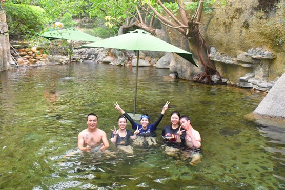 Đà Nẵng: Hàng nghìn du khách lựa chọn CVSKN Núi Thần Tài cho kỳ nghỉ lễ- Ảnh 4.