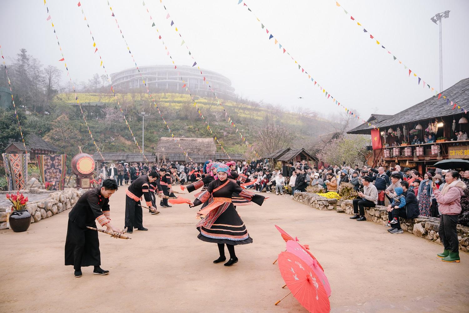 Lên Fansipan, ngắm mùa hoa anh đào ngợp ngời trên đỉnh thiêng- Ảnh 9.