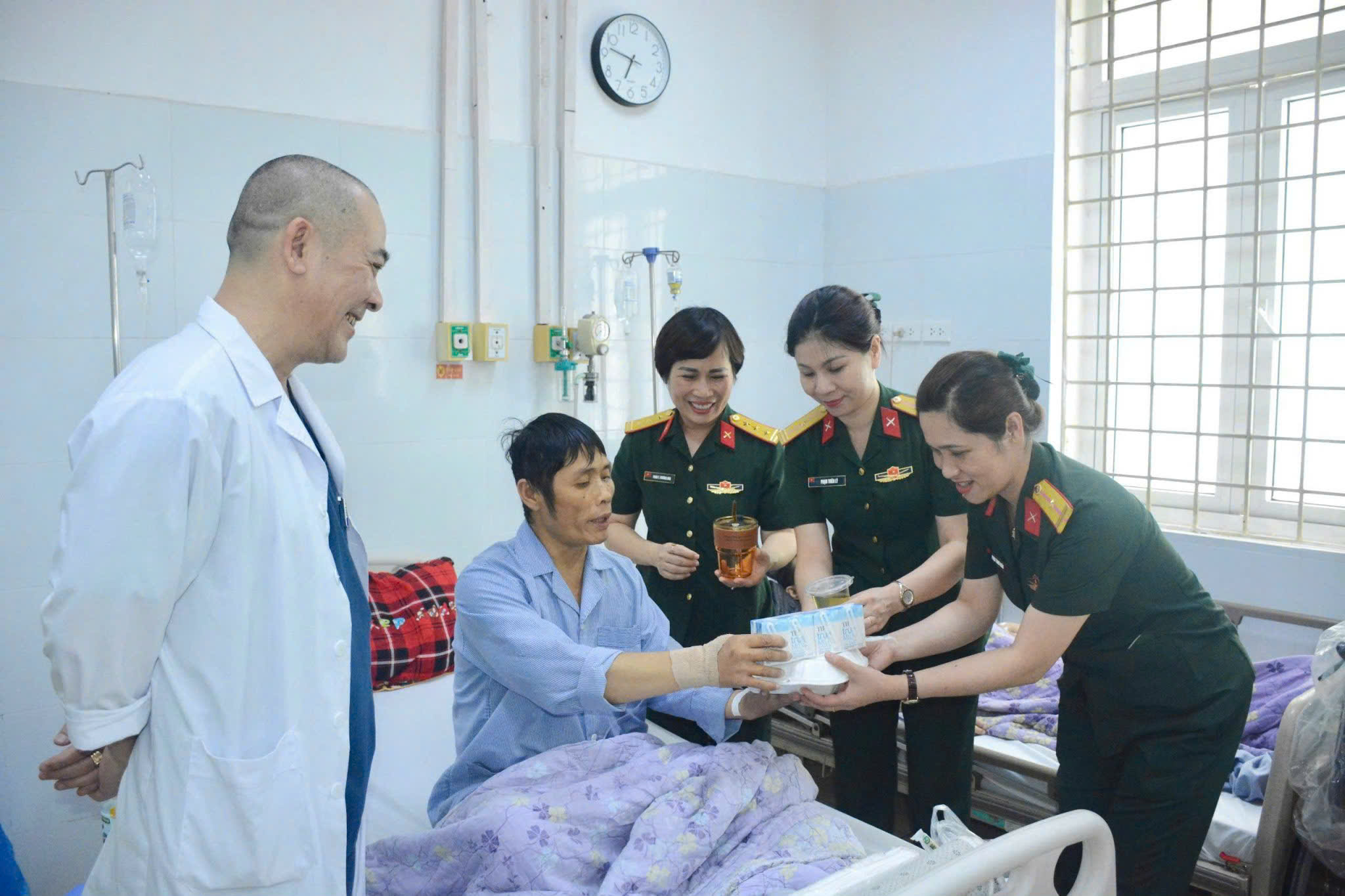 Khoa Các bệnh Nhiệt đới - BVĐK Đống Đa: Nửa thế kỷ kiên cường trên tuyến đầu chống dịch- Ảnh 3.