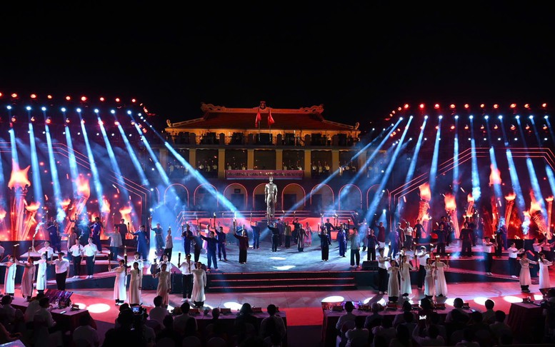 ÁNH SÁNG HỒ CHÍ MINH SOI ĐƯỜNG CHO CHÚNG TA ĐI- Ảnh 10. ÁNH SÁNG HỒ CHÍ MINH SOI ĐƯỜNG CHO CHÚNG TA ĐI- Ảnh 10.