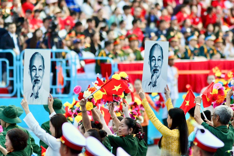 ÁNH SÁNG HỒ CHÍ MINH SOI ĐƯỜNG CHO CHÚNG TA ĐI- Ảnh 1. ÁNH SÁNG HỒ CHÍ MINH SOI ĐƯỜNG CHO CHÚNG TA ĐI- Ảnh 1.