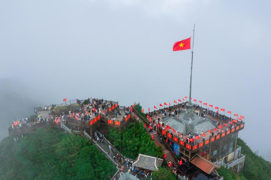 Du khách xúc động với khoảnh khắc thượng cờ trên đỉnh Fansipan trong ngày đầu lễ 30/4- Ảnh 1.
