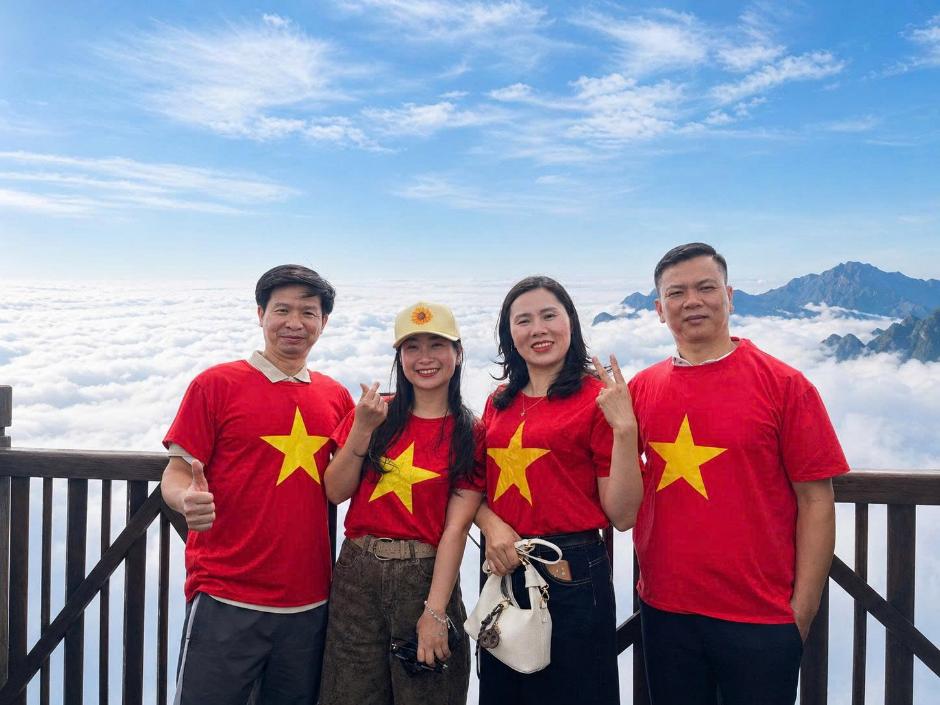 Du khách xúc động với khoảnh khắc thượng cờ trên đỉnh Fansipan trong ngày đầu lễ 30/4- Ảnh 4.