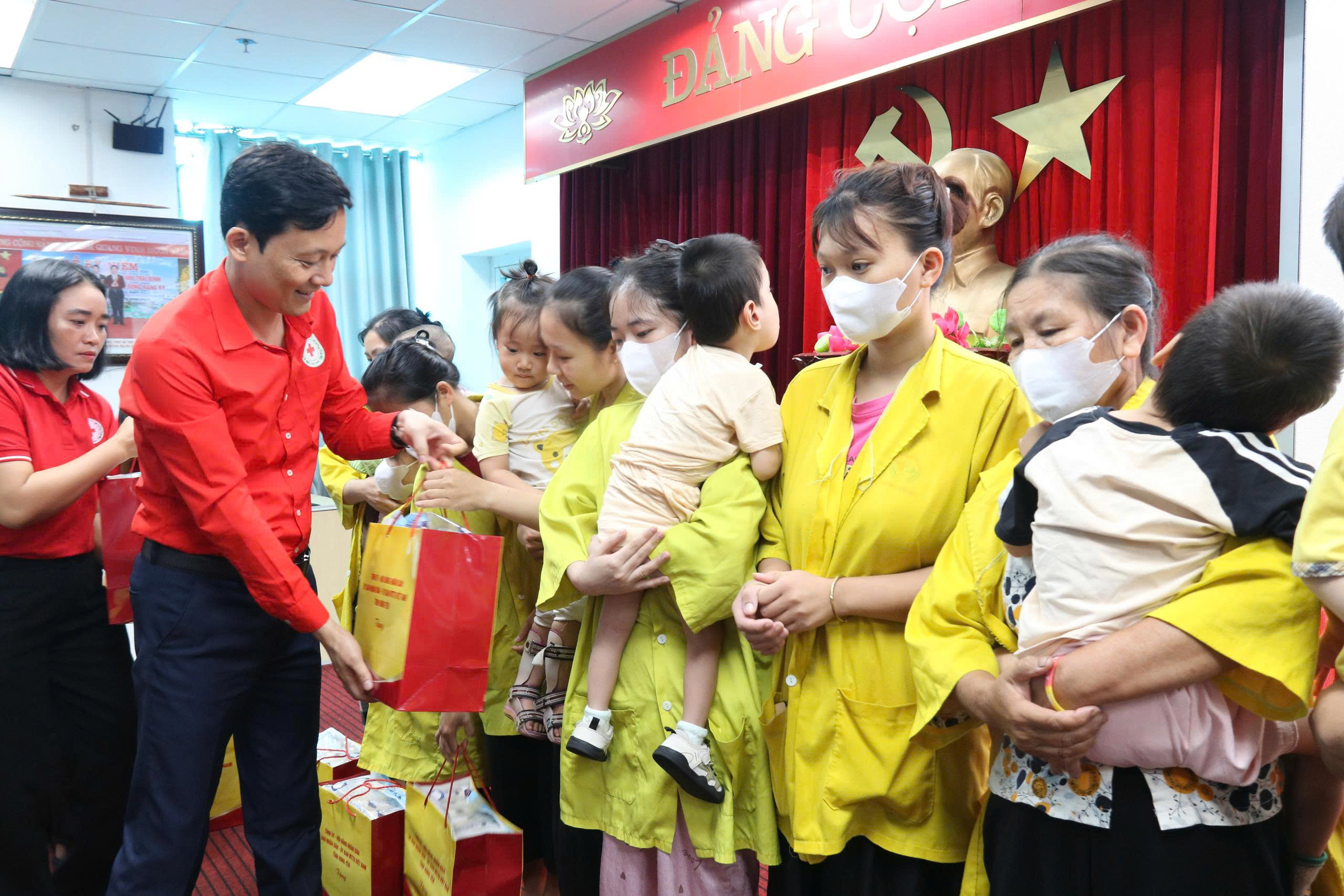 Hưng Yên: Trao quà cho các bệnh nhi nhân dịp Quốc tế Thiếu nhi 01/6- Ảnh 4. Hưng Yên: Trao quà cho các bệnh nhi nhân dịp Quốc tế Thiếu nhi 01/6- Ảnh 4.
