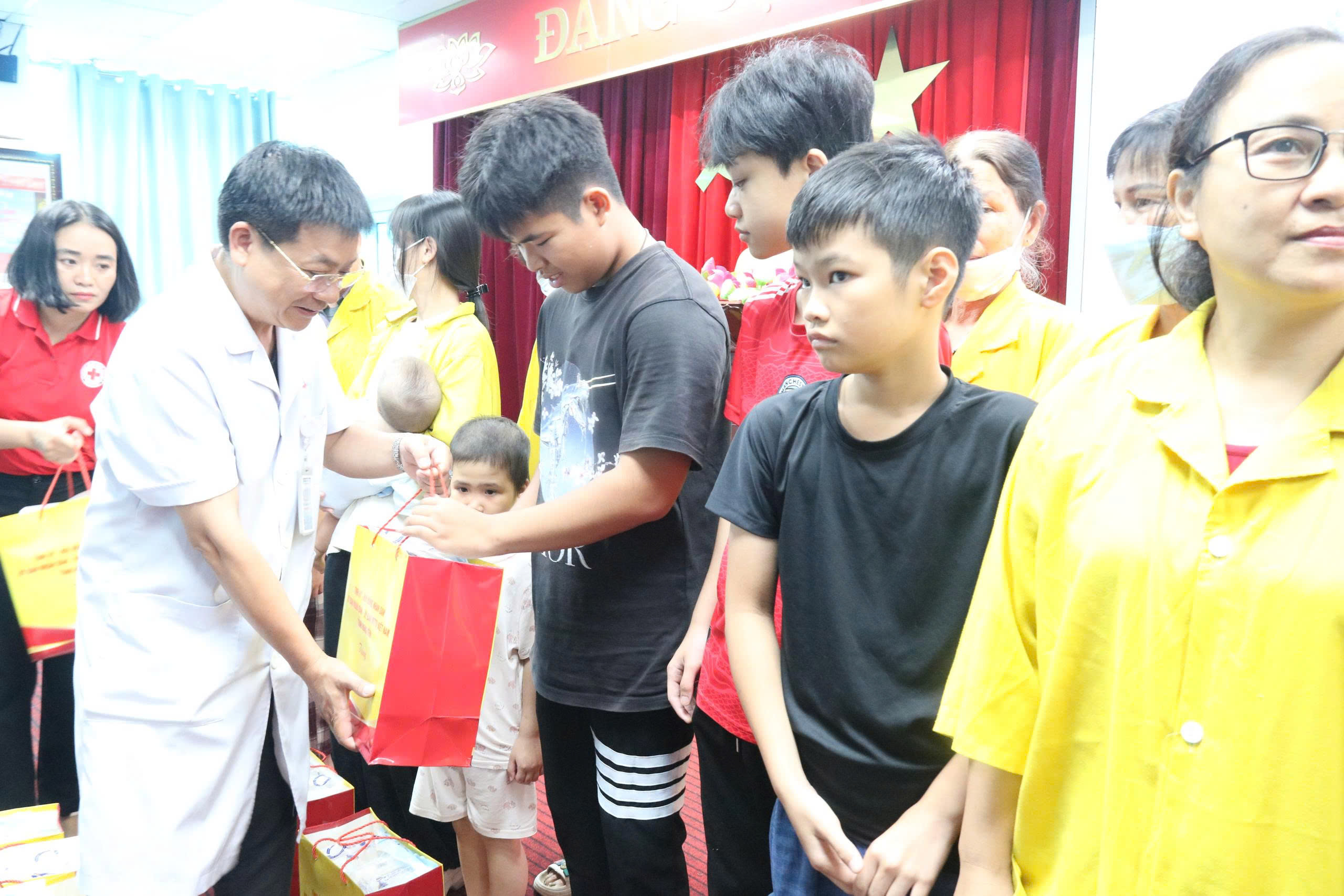 Hưng Yên: Trao quà cho các bệnh nhi nhân dịp Quốc tế Thiếu nhi 01/6- Ảnh 5. Hưng Yên: Trao quà cho các bệnh nhi nhân dịp Quốc tế Thiếu nhi 01/6- Ảnh 5.