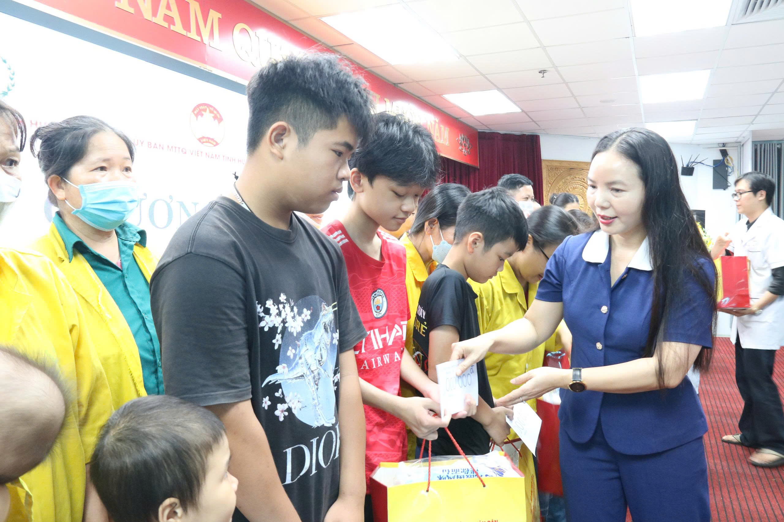 Hưng Yên: Trao quà cho các bệnh nhi nhân dịp Quốc tế Thiếu nhi 01/6- Ảnh 3. Hưng Yên: Trao quà cho các bệnh nhi nhân dịp Quốc tế Thiếu nhi 01/6- Ảnh 3.