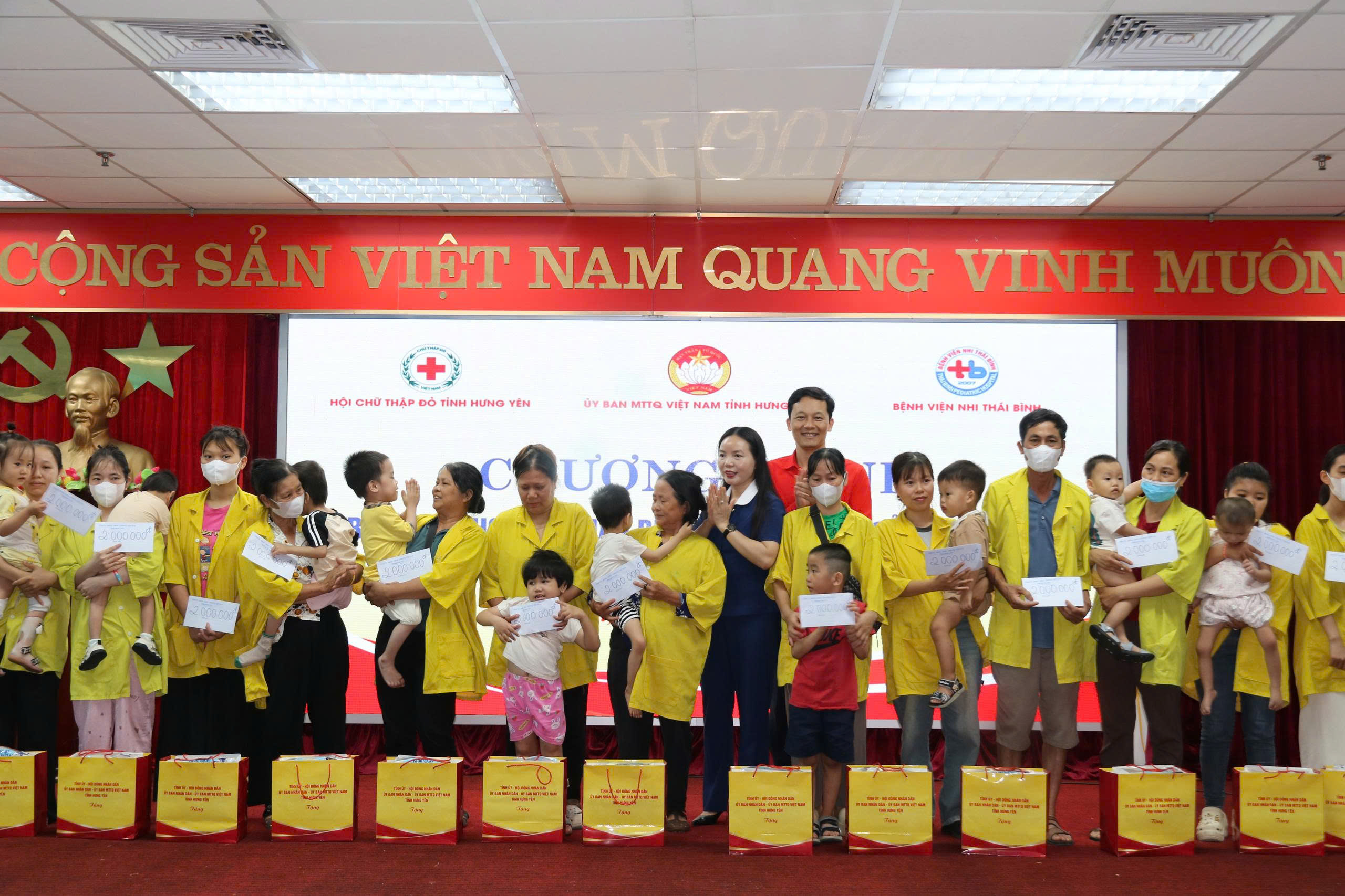 Hưng Yên: Trao quà cho các bệnh nhi nhân dịp Quốc tế Thiếu nhi 01/6- Ảnh 6. Hưng Yên: Trao quà cho các bệnh nhi nhân dịp Quốc tế Thiếu nhi 01/6- Ảnh 6.