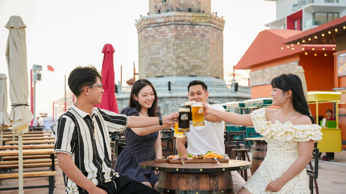 Sun Bavaria Ha Long: Nhà hàng duy nhất tại Quảng Ninh sở hữu show diễn ánh sáng 3D Mapping và pháo hoa nghệ thuật hàng đêm- Ảnh 4. Sun Bavaria Ha Long: Nhà hàng duy nhất tại Quảng Ninh sở hữu show diễn ánh sáng 3D Mapping và pháo hoa nghệ thuật hàng đêm- Ảnh 4.