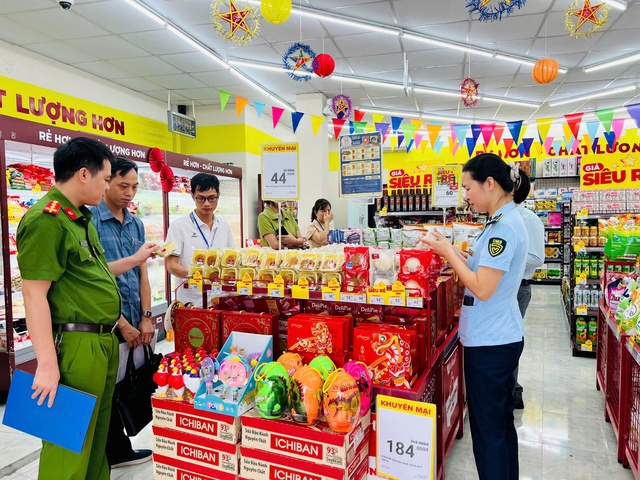 Hà Nội xử lý 245 vụ vi phạm an toàn thực phẩm trong tháng cao điểm- Ảnh 1. Hà Nội xử lý 245 vụ vi phạm an toàn thực phẩm trong tháng cao điểm- Ảnh 1.