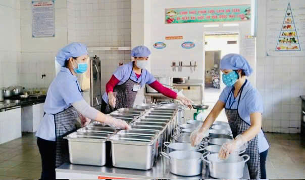 TP.HCM: Khẩn trương điều tra vụ nghi ngờ ngộ độc thực phẩm tại trường học, siết chặt an toàn bếp ăn học đường- Ảnh 2.