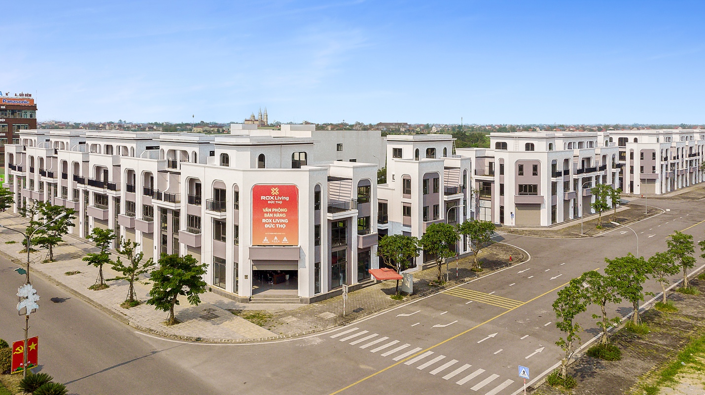 ROX Living Đức Thọ: Lời giải cho khát vọng "Vinh quy bái tổ" thời đại mới- Ảnh 3. A group of buildings in a city AI-generated content may be incorrect.