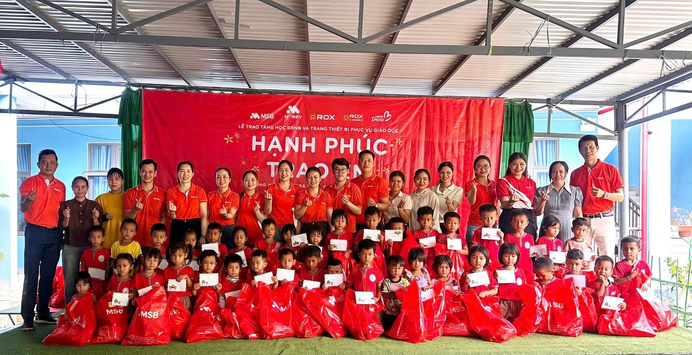 Mang yêu thương đến những điểm trường còn nhiều khó khăn- Ảnh 2.