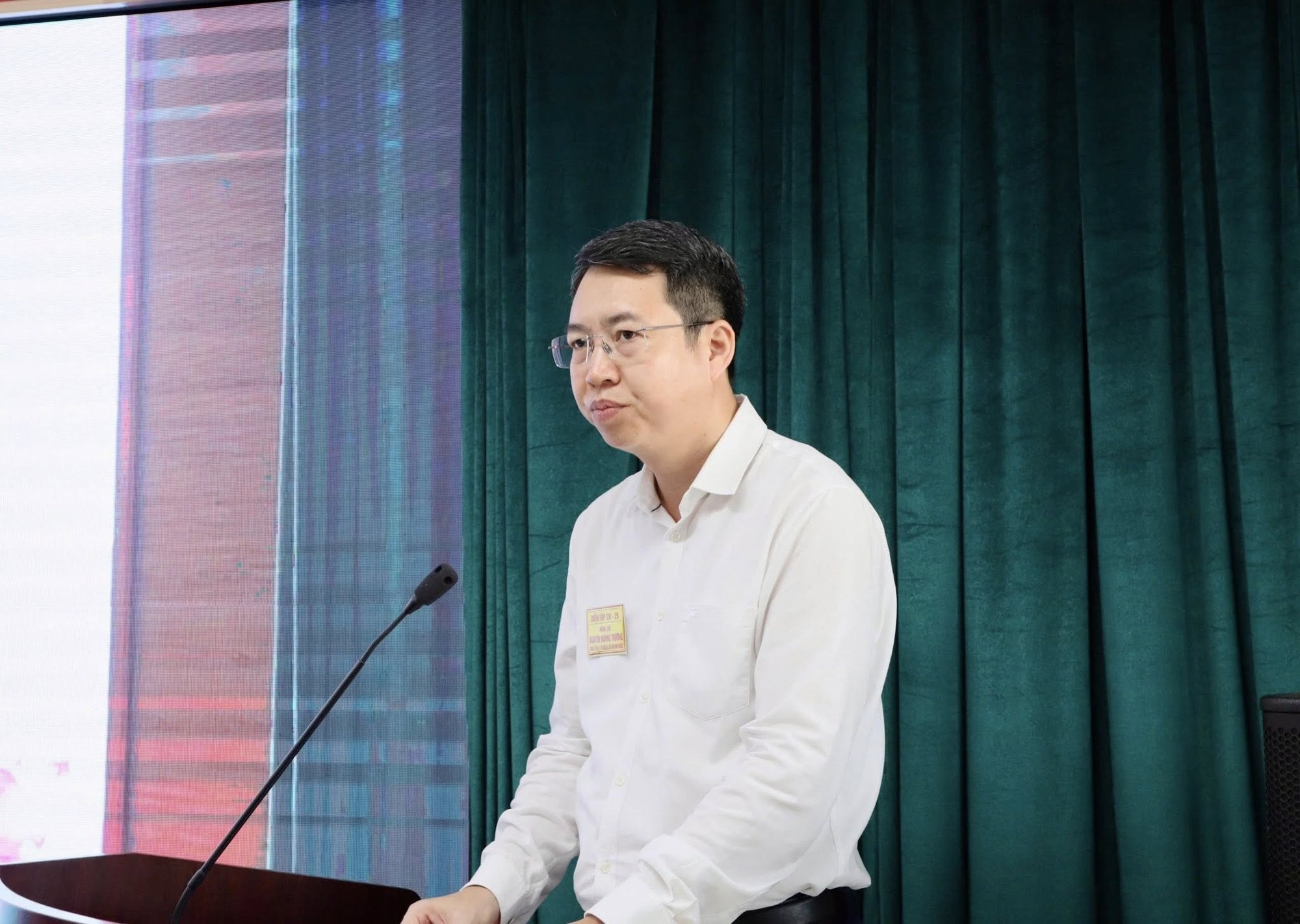 Có thể là hình ảnh về cái bục