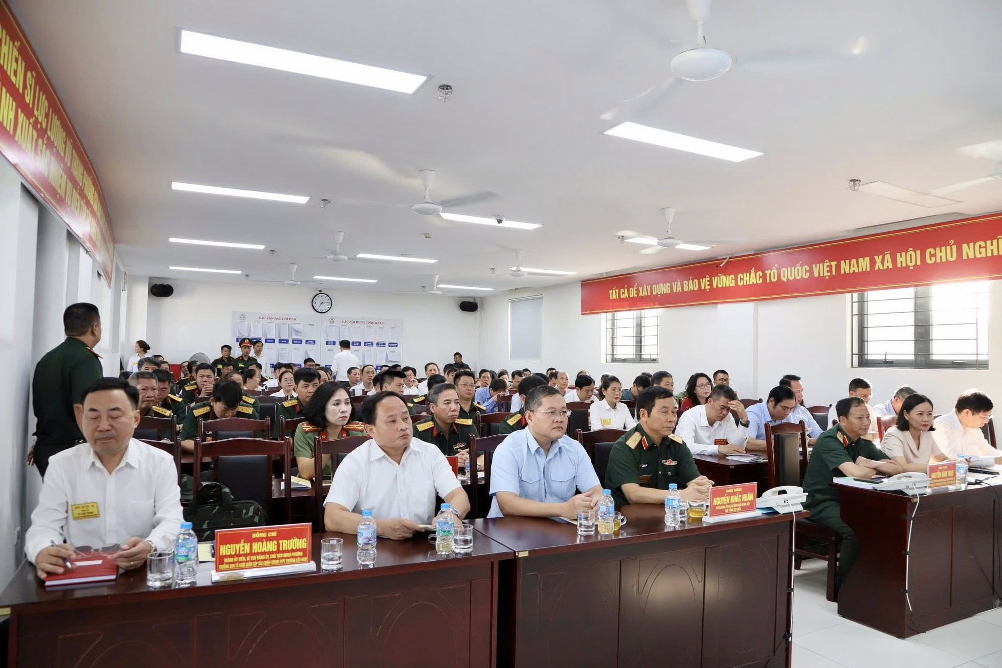 Có thể là hình ảnh về một hoặc nhiều người và văn bản