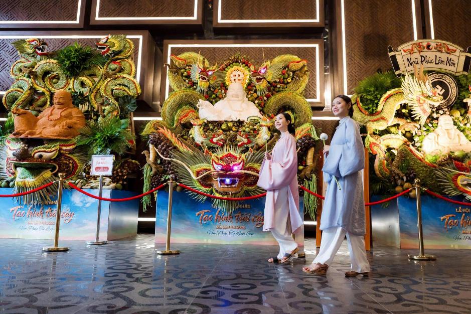 Trổ tài tạo hình trái cây chủ đề Phật giáo, các nghệ nhân khiến khách đến núi Bà Đen ngỡ ngàng- Ảnh 1.