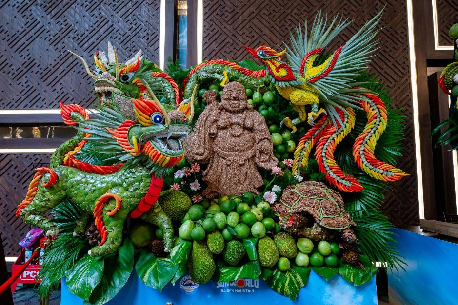 Trổ tài tạo hình trái cây chủ đề Phật giáo, các nghệ nhân khiến khách đến núi Bà Đen ngỡ ngàng- Ảnh 2.