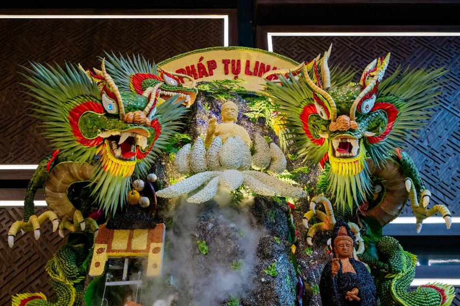 Trổ tài tạo hình trái cây chủ đề Phật giáo, các nghệ nhân khiến khách đến núi Bà Đen ngỡ ngàng- Ảnh 3.