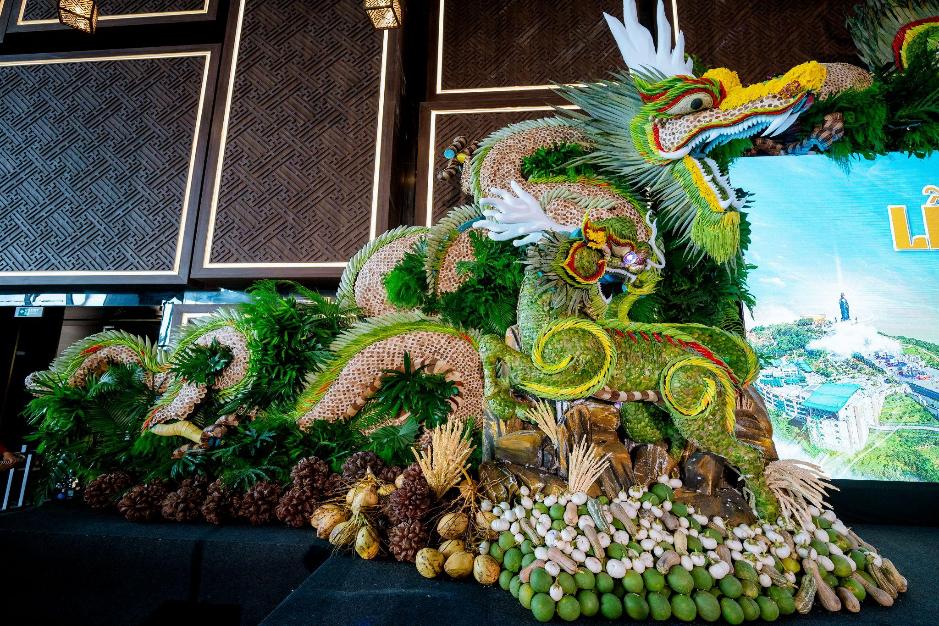 Trổ tài tạo hình trái cây chủ đề Phật giáo, các nghệ nhân khiến khách đến núi Bà Đen ngỡ ngàng- Ảnh 5.