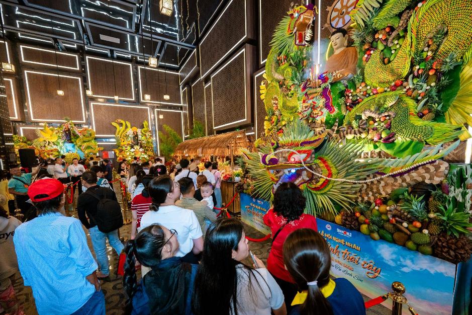 Trổ tài tạo hình trái cây chủ đề Phật giáo, các nghệ nhân khiến khách đến núi Bà Đen ngỡ ngàng- Ảnh 7.