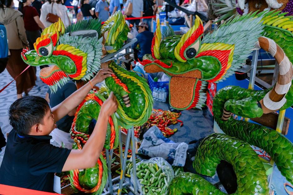 Trổ tài tạo hình trái cây chủ đề Phật giáo, các nghệ nhân khiến khách đến núi Bà Đen ngỡ ngàng- Ảnh 8.