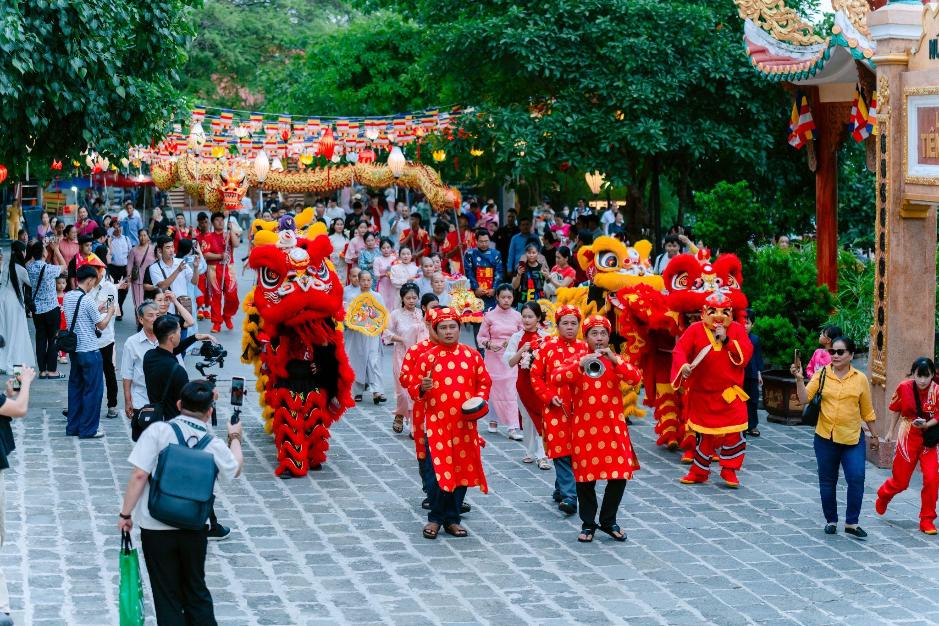Trổ tài tạo hình trái cây chủ đề Phật giáo, các nghệ nhân khiến khách đến núi Bà Đen ngỡ ngàng- Ảnh 10.