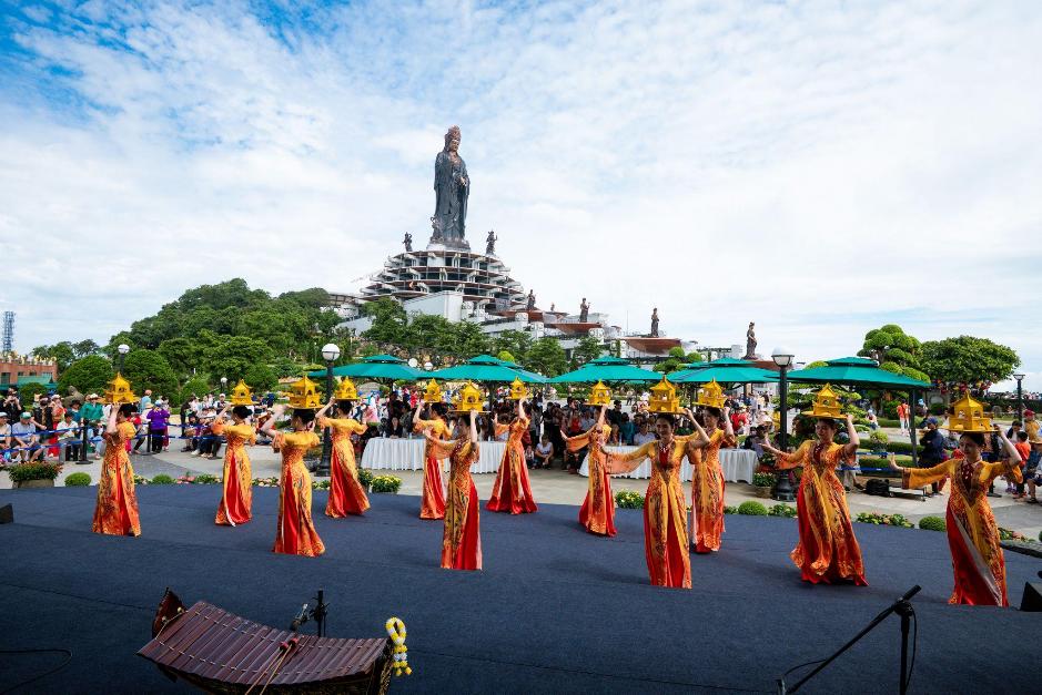 Trổ tài tạo hình trái cây chủ đề Phật giáo, các nghệ nhân khiến khách đến núi Bà Đen ngỡ ngàng- Ảnh 11.