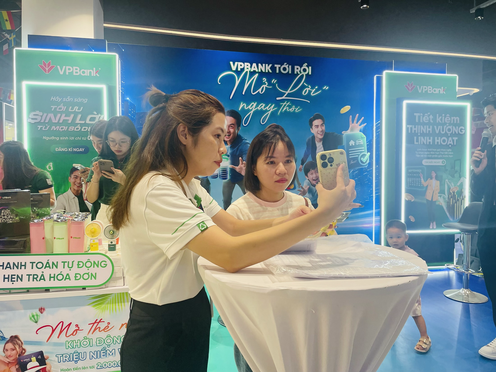 “VPBank tới rồi, mở “lời” ngay thôi”: Sôi động hành trình đưa trải nghiệm tài chính đến gần khách hàng- Ảnh 4.