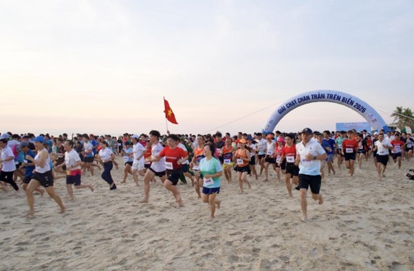 Đà Nẵng: Gần 2.000 VĐV tham gia giải Chạy chân trần trên biển 2026 - Ảnh 1.